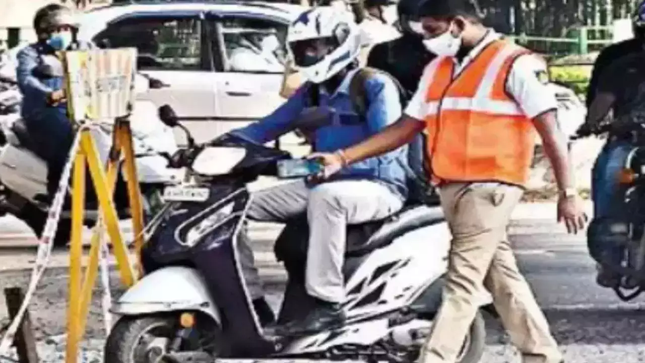 https://salarnews.in/public/uploads/images/newsimages/maannewsimage26082024_234210_traffic police karnataka.webp